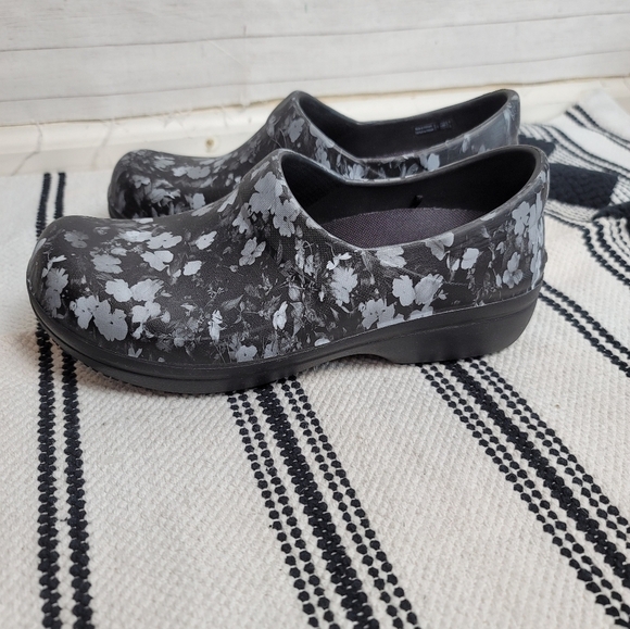 Crocs Neria Pro Light Casual Clogs Blue  Floral Print, sz 8 - Picture 3 of 12